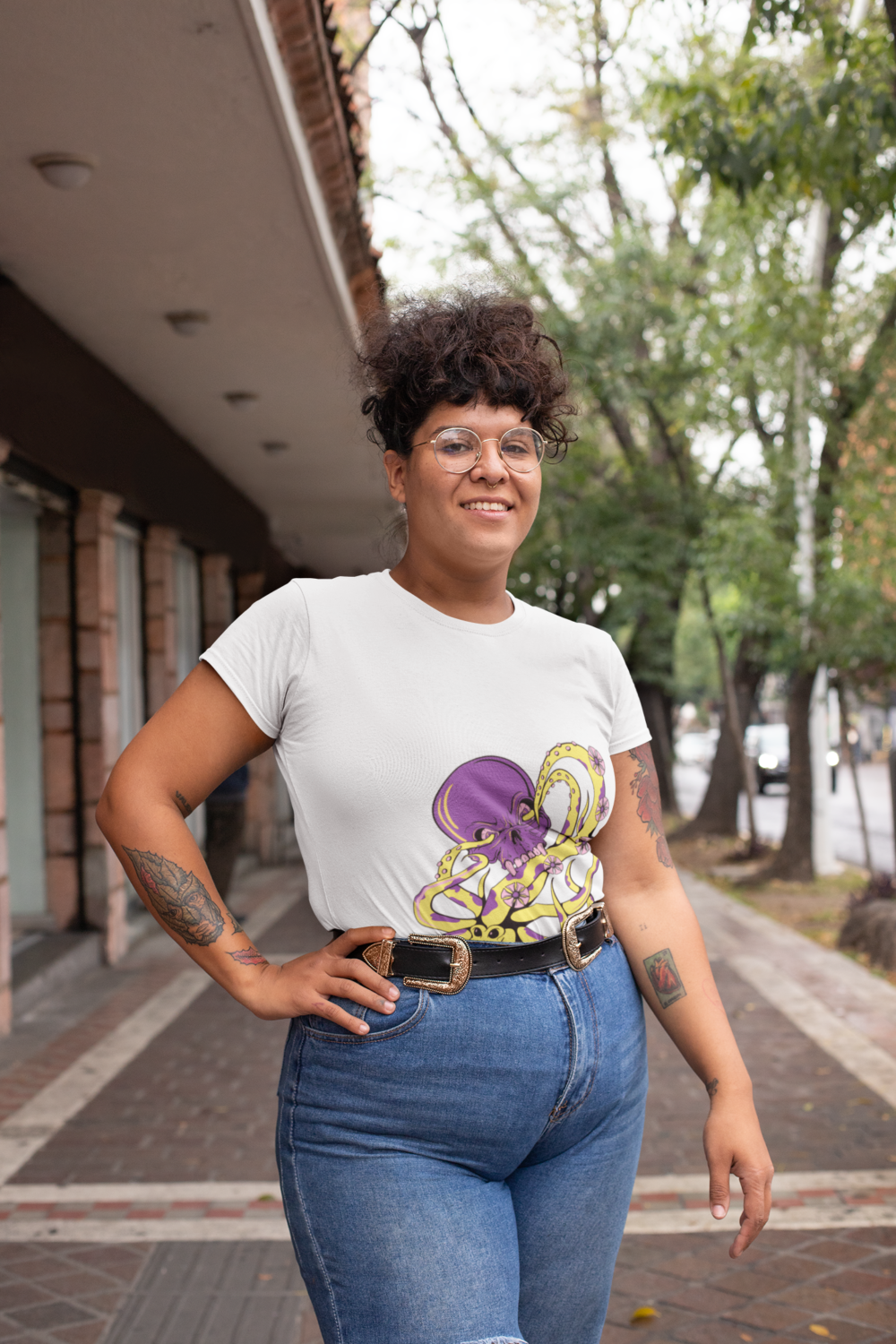 mockup of a woman wearing a plus size tee with high waisted jeans 30888